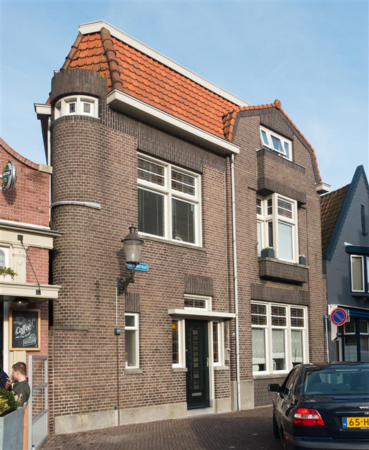 Amsterdamse School in Enkhuizen.
              <br/>
              Marcel Westhoff, maart 2016